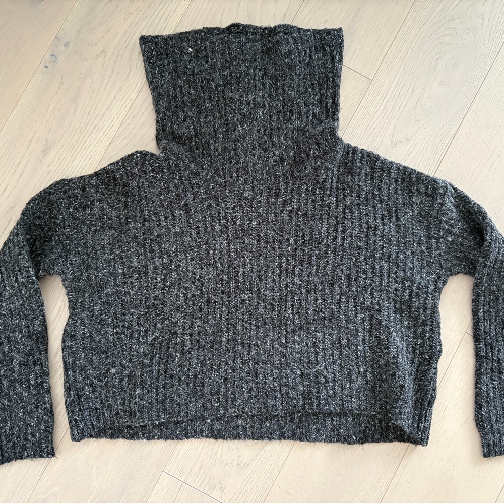 Cropped turtle neck wool sweater